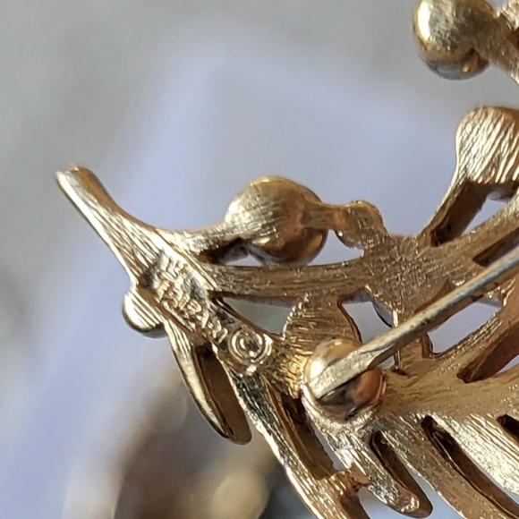 Vintage Crown Trifari Gold Tone Brooch Pin Leaf Flower Design - Picture 3 of 3
